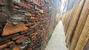 Độc đáo những bức tường cổ xây bằng mảnh chum, tiểu sành ở làng Thổ Hà