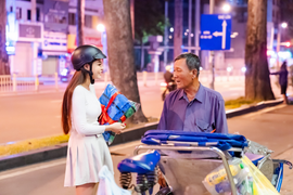 Hoa hậu Di Khả Hân xuống phố tặng chăn ấm cho bà con cơ nhỡ