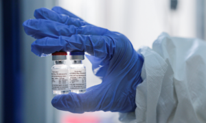 Nga bất ngờ cắt giảm quy mô nghiên cứu vaccine COVID-19