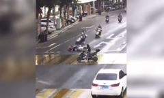 Clip: Gái xinh khiến cả loạt xe máy ngã nhào