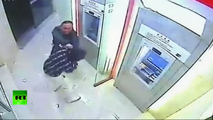 Video: Đánh bại tên cướp, nạn nhân bình thản tiếp tục rút tiền ở ATM