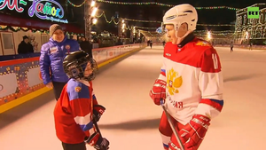 Video: Cậu bé đặc biệt được chơi khúc côn cầu cùng Tổng thống Putin dịp Noel