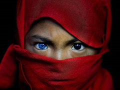 Ảnh: Kỳ lạ bộ tộc Indonesia có mắt xanh biếc như bầu trời