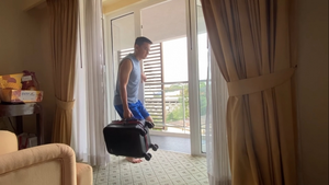 Video: Kiatisuk gây sốt với bài tập thể lực khi cách ly 14 ngày ở Việt Nam