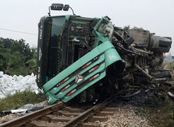 Xe tải chở đá trắng bị lật, đường sắt Bắc - Nam tê liệt