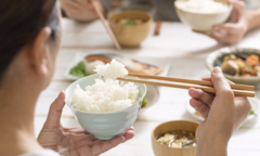 Sai lầm khi ăn cơm nhiều người thường mắc phải