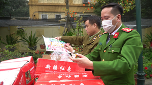 Video: Bắt 10 tấn bánh, kẹo không rõ nguồn gốc bị tuồn vào Hà Nội