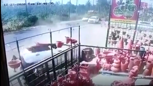 Video: Ô tô mất lái lộn nhiều vòng trên đường, tài xế thoát chết 