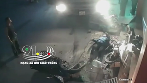 Video: Sau tiếng nổ, xe ben đâm liên hoàn 3 xe máy, 1 người bị cuốn vào gầm