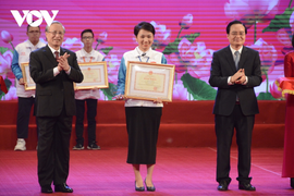 Cô bé khuyết tật hai tay, viết và vẽ bằng chân, nhận bằng khen của Bộ GD-ĐT