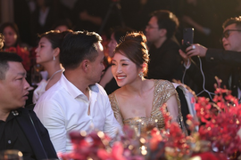 Chi Bảo tháp tùng bạn gái kém 16 tuổi dự sự kiện