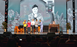 Hoài Linh nghẹn ngào trong đêm diễn thiếu Chí Tài