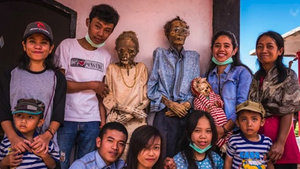 Video: Rùng rợn tục lệ sống chung với xác chết ở Indonesia