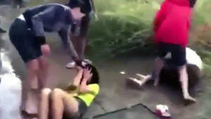 Video: Phẫn nộ nữ sinh ở Đồng Nai bị hai phụ nữ đánh dã man