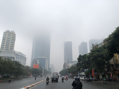 Sương mù dày đặc bao phủ Hà Nội, nhiều nhà cao tầng 'mất nóc'