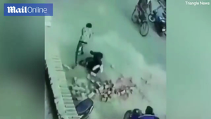 Video: Bị chồng gạch rơi trúng đầu, hai nam thanh niên thoát chết thần kỳ