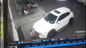 Video: Kinh hoàng cảnh ô tô cuốn bé trai vào gầm xe