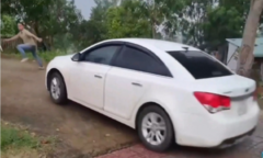 Clip: Chàng trai hoảng hồn vì chiếc xe rồ ga