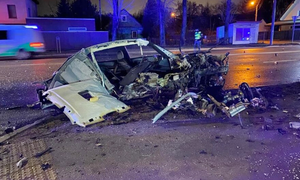 Video: Xe sang phóng như tên lửa, bị cưa đôi khi đâm vào cột điện