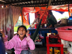 Cặp vợ chồng nghèo lênh đênh trên sông Sài Gòn, nhặt ve chai nuôi con teo não