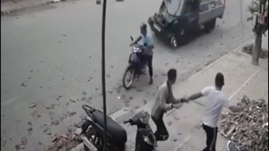 Video: Tài xế xe chở gas đánh lái kịp thời, cứu sống 3 người đàn ông