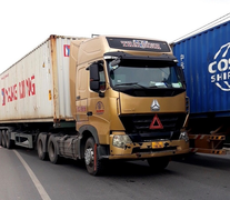 Hải Dương: Container tông xe đạp, hai bà cháu thương vong