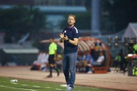 CLB TP.HCM thua trắng đội mới lên hạng trong trận ra mắt HLV Polking