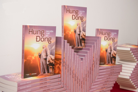 PGS.TS Nguyễn Thế Kỷ ra mắt tiểu thuyết 'Hừng đông'