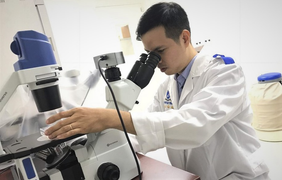 Phó giáo sư 34 tuổi: 'Chọn nơi làm việc không chỉ vì lương'