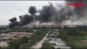 Video: Hiện trường vụ cháy lớn tại bãi phế liệu dưới chân cầu Thanh Trì