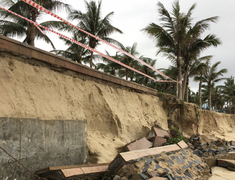 Bãi biển bị sóng nuốt chửng, Đà Nẵng cảnh báo nguy hiểm