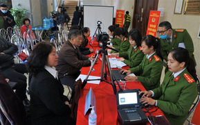 Ảnh: Những người đầu tiên làm căn cước công dân gắn chip ở Hà Nội