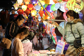 Phố cổ Hội An nhộn nhịp, rực rỡ sắc màu trong đêm Giao thừa