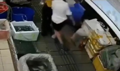 Đôi trai gái ngã ngửa vào chậu cá tươi ở chợ