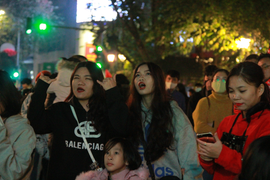 Tham dự lễ hội Countdown 2021, nhiều người dân Thủ đô không đeo khẩu trang