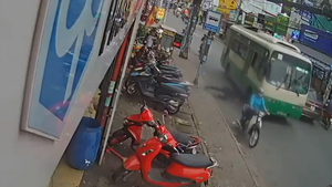 Video: Người đàn ông cố tình lao vào gầm xe buýt ở TP.HCM
