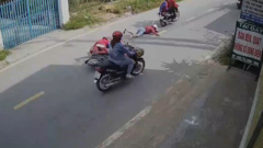 Video: Hai tên cướp giật túi xách, kéo lê người phụ nữ trên đường ở Long An