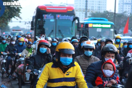 Đường Hà Nội kẹt cứng ngày cuối năm, dòng xe chậm chạp nhích ra khỏi thành phố