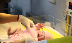 Ảnh: Thiên thần nhỏ đầu tiên chào đời thời khắc giao thừa