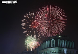 Pháo hoa rực sáng bầu trời, cả nước đón chào năm mới 2021