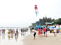 Biển Vũng Tàu chật kín khách trong kỳ nghỉ lễ, nhiều người e dè đeo khẩu trang