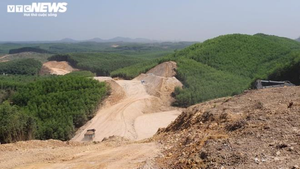 Vẫn chưa thể bàn giao đúng hạn mặt bằng sạch cho dự án cao tốc Cam Lộ - La Sơn 