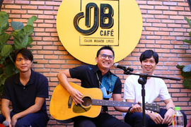 Kiatisak gảy đàn hát Đôi mắt Pleiku ở quán cà phê của Tuấn Anh, Công Phượng