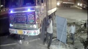 Video: Hai người đàn ông suýt chết khi xe tải vào cua tránh xe máy