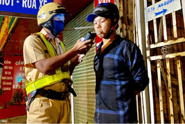 CSGT TP.HCM xuyên đêm phạt 'ma men' lái xe ngày đầu năm mới