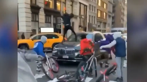 Video: Nhóm thanh niên đập phá xe sang giữa phố để trả thù