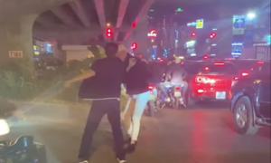 Nhắc tài xế dừng xe gây ùn ứ, thanh niên bị hành hung: Xác định được chủ xe