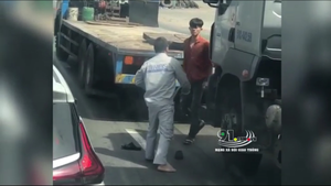 Video: Kinh hãi 2 tài xế vác hung khí lao vào hỗn chiến sau va chạm giao thông