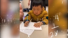 Clip: Buồn ngủ, bé trai gật lên gật xuống khi học bài