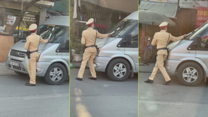 Bị yêu cầu dừng xe kiểm tra, tài xế ô tô 16 chỗ vẫn nhấn ga đẩy CSGT đi lùi
